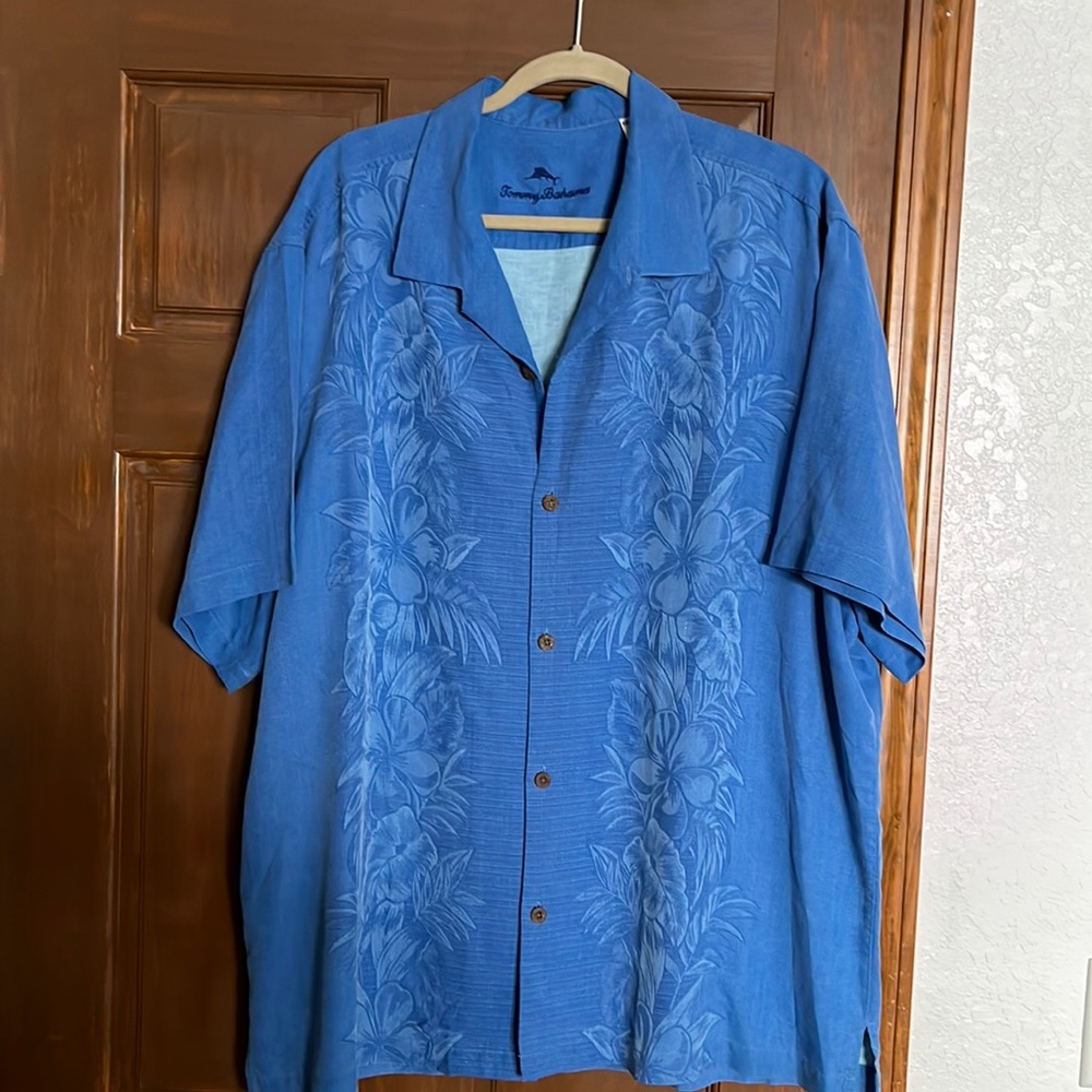 Tommy Bahama Men’s- 3 Xl Hawaiian blue print collared shirt.